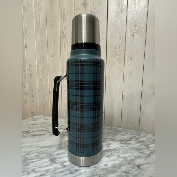 Stanley, Vintage Loom Special Edition 1.5 QT Blue Plaid Classic Bottle - Picture 3 of 4